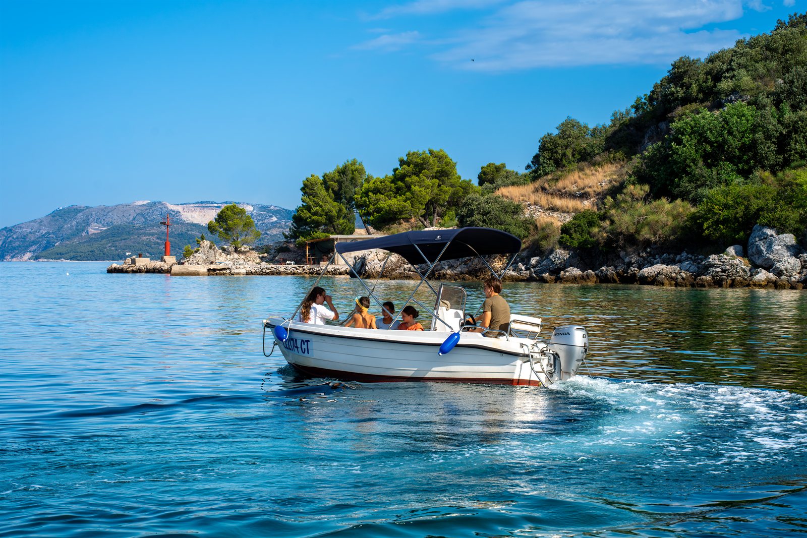 REF 490 Open cruising past an islet