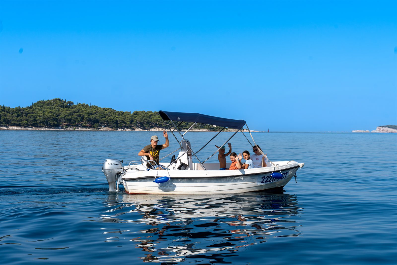 A group enjoying the day on the REF 490 Open